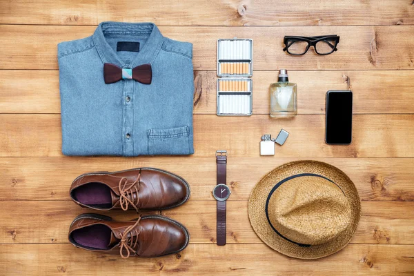 Sapatos de conceito de viagem, camisa, telefone celular, relógio, parfume, óculos — Fotografia de Stock