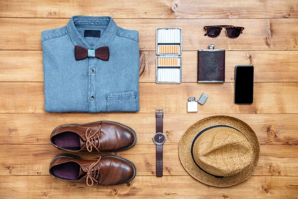 Zapatos de concepto de viaje, camisa, teléfono móvil, reloj, frasco, gafas —  Fotos de Stock