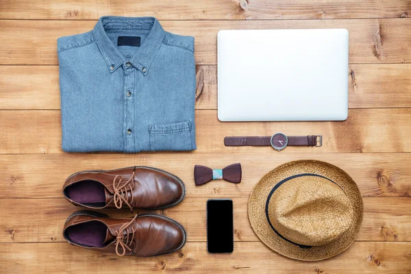 Zapatos concepto de viaje, camisa, teléfono móvil, reloj, portátil, sombrero —  Fotos de Stock