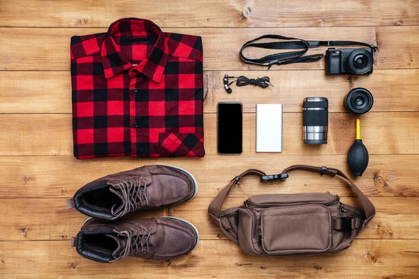 Botas de conceito de viagem, camisa, câmera, celular, saco, mp3 , — Fotografia de Stock