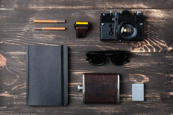 Concepto de viaje - prendas de vestir y accesorios para hombres —  Fotos de Stock