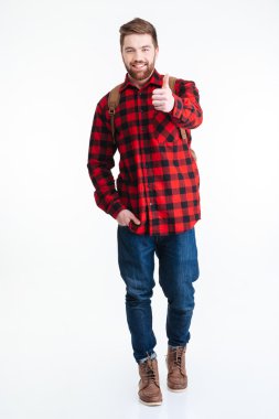 Mutlu adam başparmak gösterilmesini sakallı