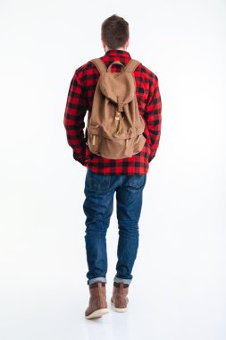 Sırt çantası olan sıradan bir adam portresi arkadan görünüm