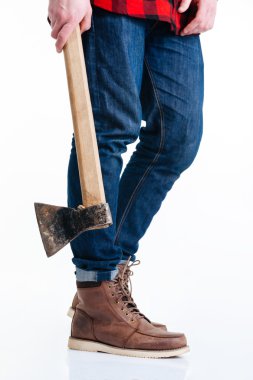 Erkek bacaklar ve balta holding eller görüntü kırpılmış