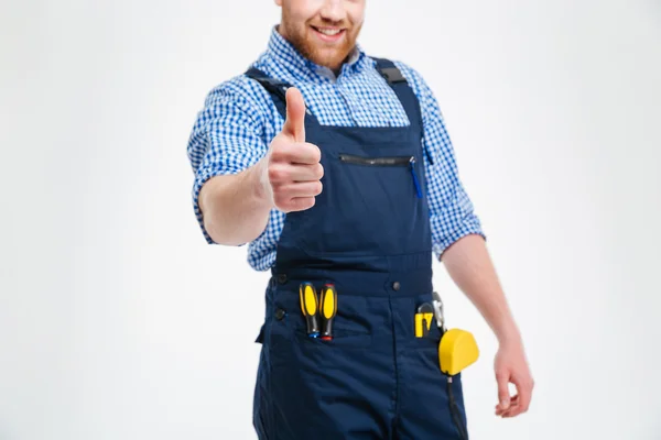 Lächelnder männlicher Bauarbeiter zeigt Daumen hoch — Stockfoto