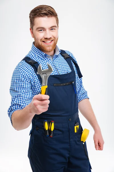 Sorridente masculino construtor segurando chave — Fotografia de Stock