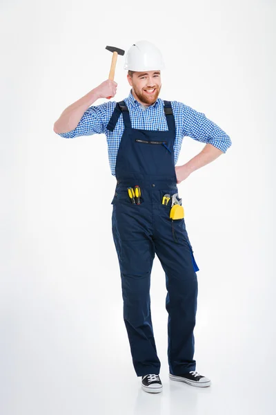 Lächelnder lustiger Bauarbeiter, der Hummer auf seinen Kopf im Helm aufträgt — Stockfoto