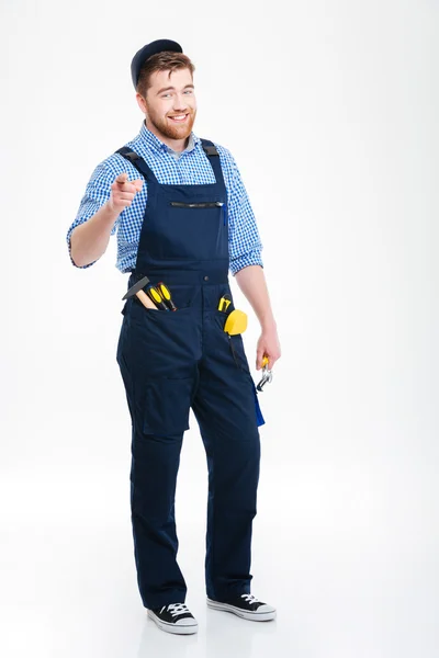 Sorrindo homem construtor em geral e cap apontando para você — Fotografia de Stock