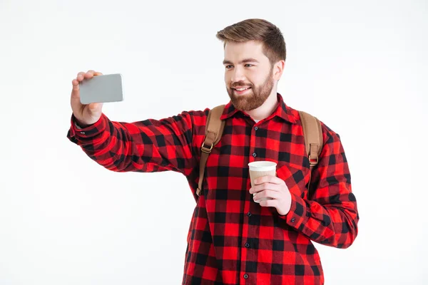 Hombre sosteniendo la taza con café y haciendo foto selfie — Foto de Stock