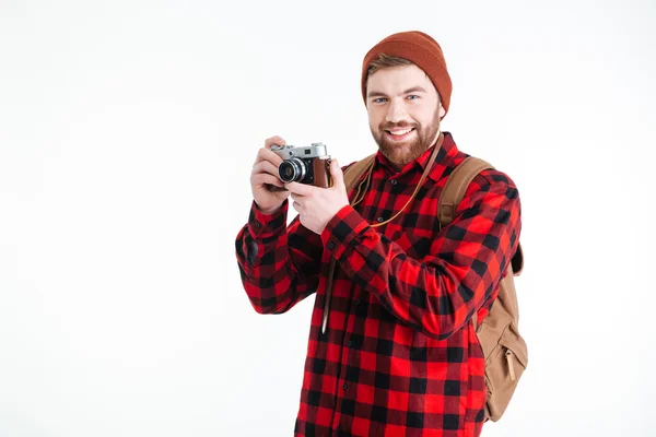 Uomo sorridente con fotocamera fotografica in mano — Foto Stock