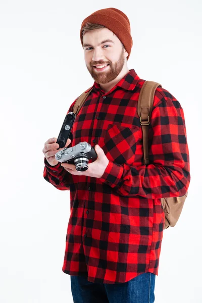 Lächelnder männlicher Hipster mit Retro-Kamera — Stockfoto