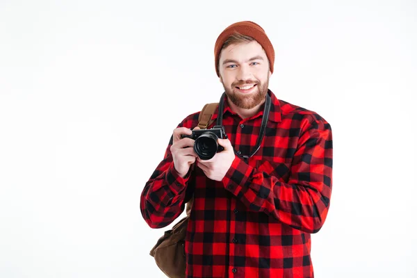 Uomo sorridente che fotografa sulla macchina fotografica — Foto Stock