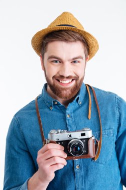 Retro kamera tutarak gülümseyen bir adam portresi yakın çekim