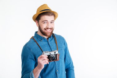 Beyaz arka plan üzerinde bir hipster adam portresi yakın çekim