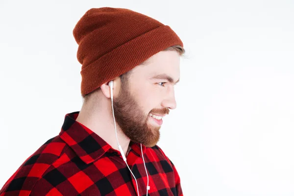 Крупним планом портрет красивого бородатого чоловіка з навушниками — стокове фото