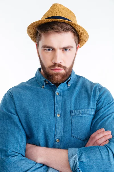 Ernster, konzentrierter Hipster-Mann blickt vor weißem Hintergrund in die Kamera — Stockfoto