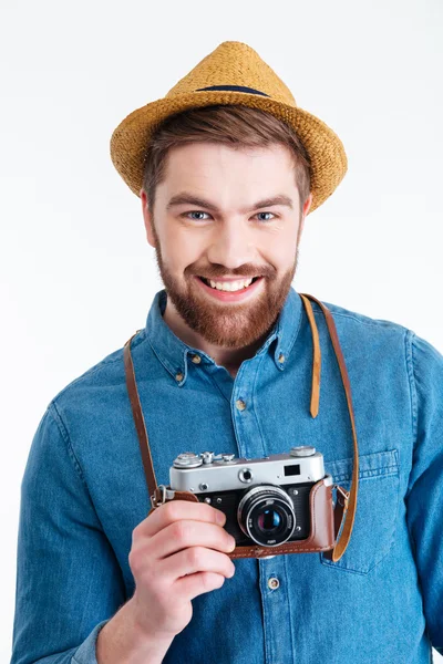 Close-up πορτρέτο του ένα χαμογελαστό τύπος που ασκεί κάμερας ρετρό — Φωτογραφία Αρχείου
