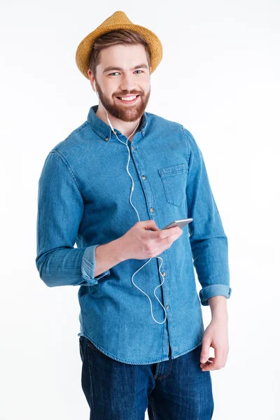 Sonriente joven sosteniendo el teléfono inteligente sobre fondo blanco — Foto de Stock