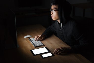 Boş ekran tablet ve smartphone kullanarak bilgileri çalmak hacker