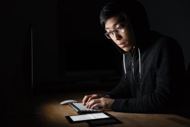 Karanlık odada dizüstü bilgisayar, tablet ve smartphone kullanarak kesmek