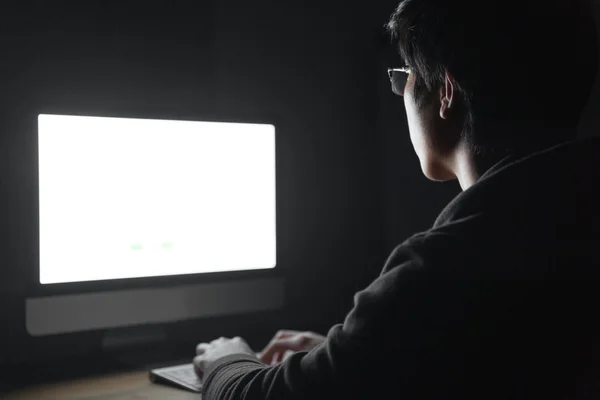 Rückansicht des Mannes in Brille mit leerem Bildschirm-Computer — Stockfoto