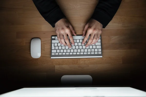 Hände eines jungen Mannes tippen auf der Tastatur — Stockfoto