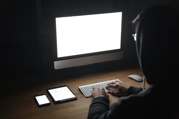 Hacker med blank skärm dator, Tablet PC och mobiltelefon — Stockfoto