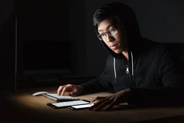 Hombre usando computadora, tableta de pantalla en blanco y teléfono móvil — Foto de Stock