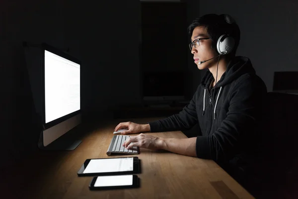 Homem usando computador em branco, tablet e telefone celular — Fotografia de Stock