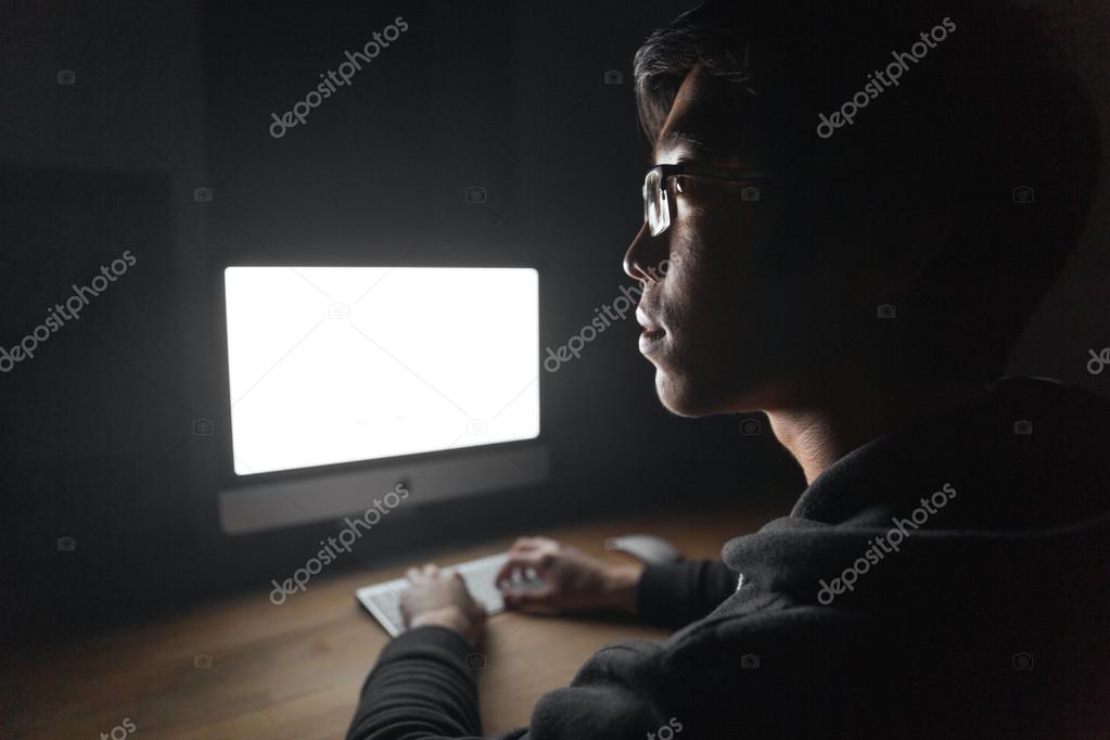 思いやりのある若い男が暗い部屋で空白の画面のコンピューターを使用して ストック写真 C Vadymvdrobot