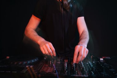 Ayakta ve karıştırma dj gece kulübünde izler