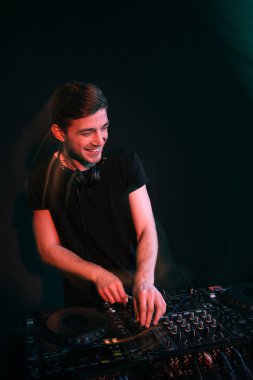 Ayakta ve müzik mutlu yakışıklı genç dj