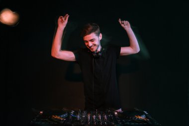 Pikap dans ve müzik çalarak dj