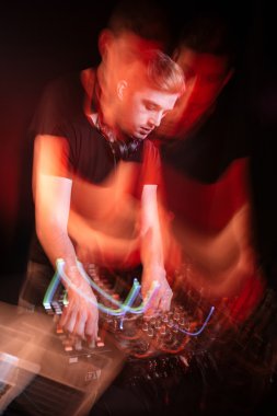 Dj parti raylara karıştırma