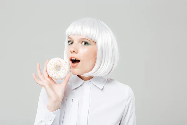 Happy cute young woman holding sweet donut — Stock Photo, Image