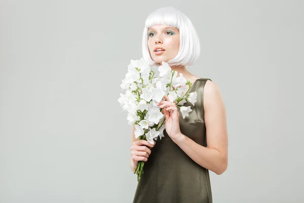 Pensiva bela jovem com buquê de flores — Fotografia de Stock