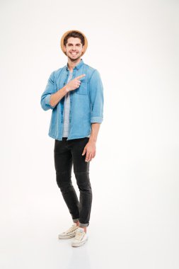 Casual adam ayakta ve uzakta o işaret ekose gömlekli