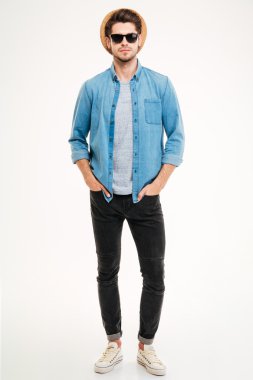 Çekici kendine güvenen genç adam elleri ceplerinde duran