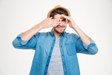 Mutlu genç adam bir gözünü eliyle kapladı ve gülümsedi