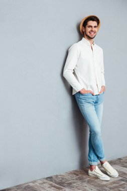 Ceplerinde kolları yla duran yakışıklı adamın portresi