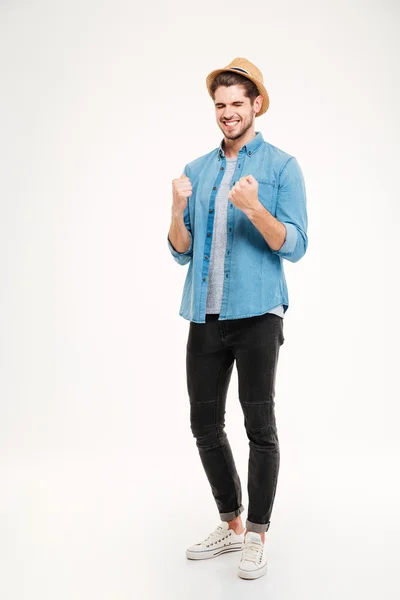 Retrato de cuerpo entero de un hombre guapo casual con sombrero — Foto de Stock