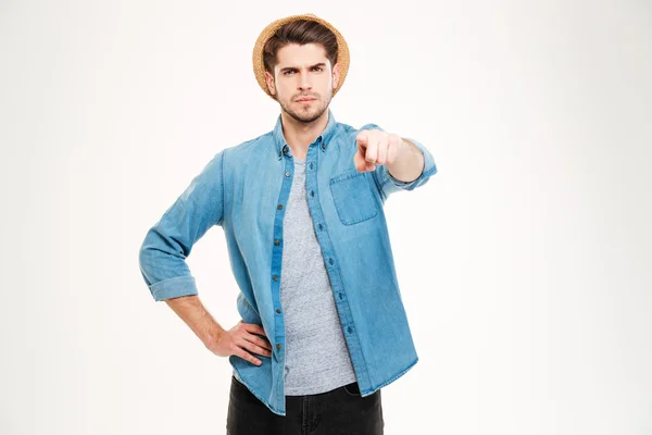 Allvarliga attraktiv ung man står och pekar på kamera — Stockfoto