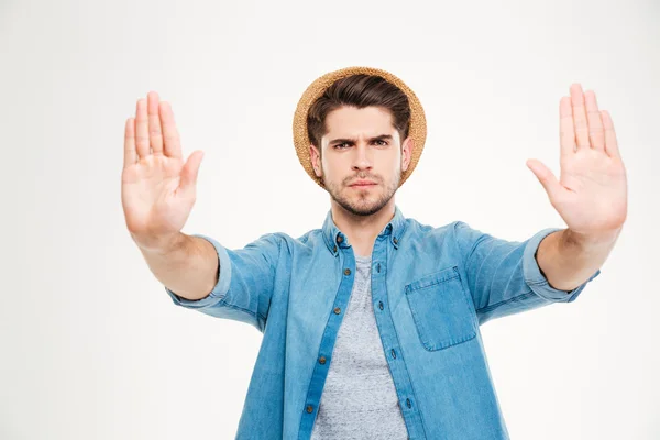 Ernster Mann in blauem Hemd und Hut mit Stop-Geste — Stockfoto