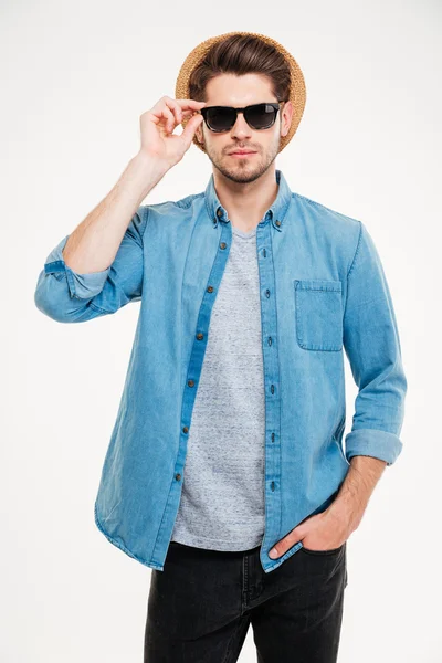Porträtt av säker stilig ung man i hant och solglasögon — Stockfoto