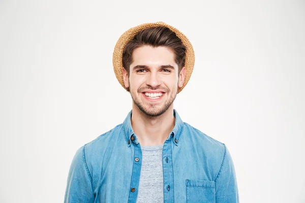 Alegre joven atractivo en sombrero y camisa azul — Foto de Stock