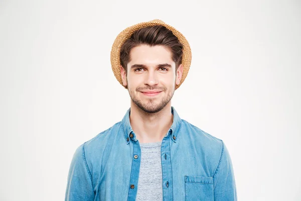 Feliz hombre joven relajado en sombrero y camisa azul —  Fotos de Stock