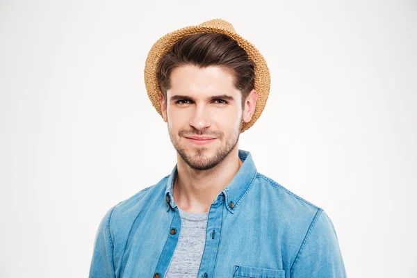 Primer plano de joven confiado en sombrero y camisa azul — Foto de Stock