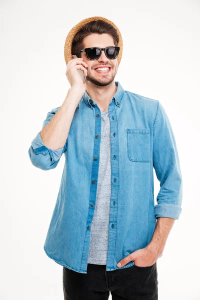 Hombre feliz en sombrero y gafas de sol hablando por teléfono celular — Foto de Stock