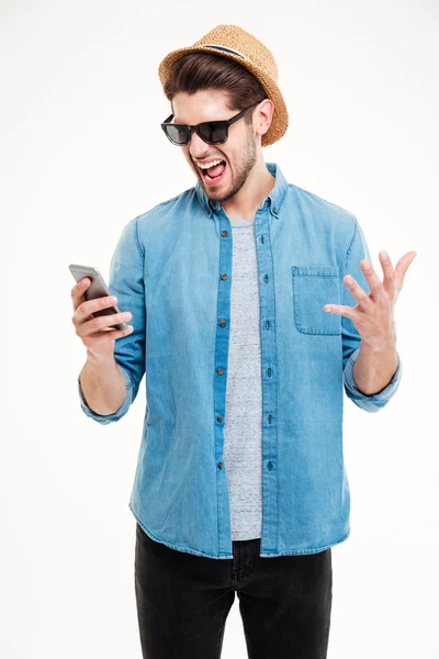 Retrato de cerca del hombre enojado gritando a su teléfono inteligente — Foto de Stock