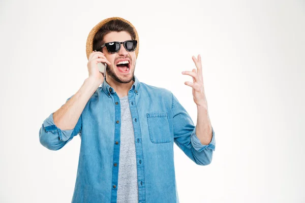 Feliz joven emocionado en gafas de sol hablando por teléfono celular — Foto de Stock